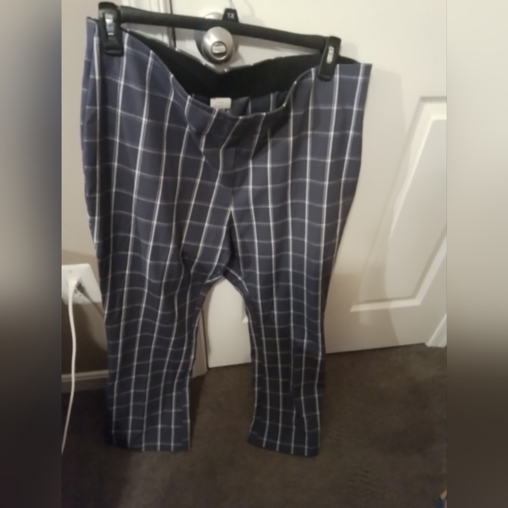 - Women's New Day Crop Pants with side zipper and two back pockets NWT - Picture 2 of 4